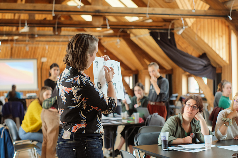 Claire Allard présente un atelier de visualisation de données à une vingtaine de personnes